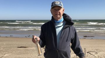 Jim Duke con la botella de "ciencia" que él y su esposa Candy encontraron en la costa.