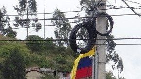 Venezolanos esperan en el paso de Rumichaca en Tulcán, Ecuador.