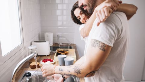 Está comprobado que las mujeres son más complacientes con los hombres que realizan labores domésticas.