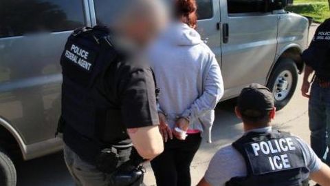 Agentes de ICE realizando una captura