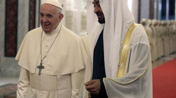 Francisco junto al jeque  Mohammed bin Zayed Al Nahyan.