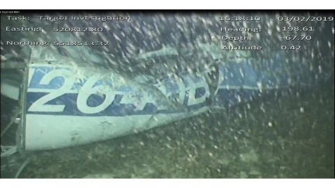 Se aprecia un cuerpo humano entre los restos del avión N264DB en el que viajaba el futbolista argentino Emiliano Sala.