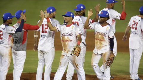 Los jugadores de Panamá celebran la victoria ante Dominicana en la Serie del Caribe 2019.