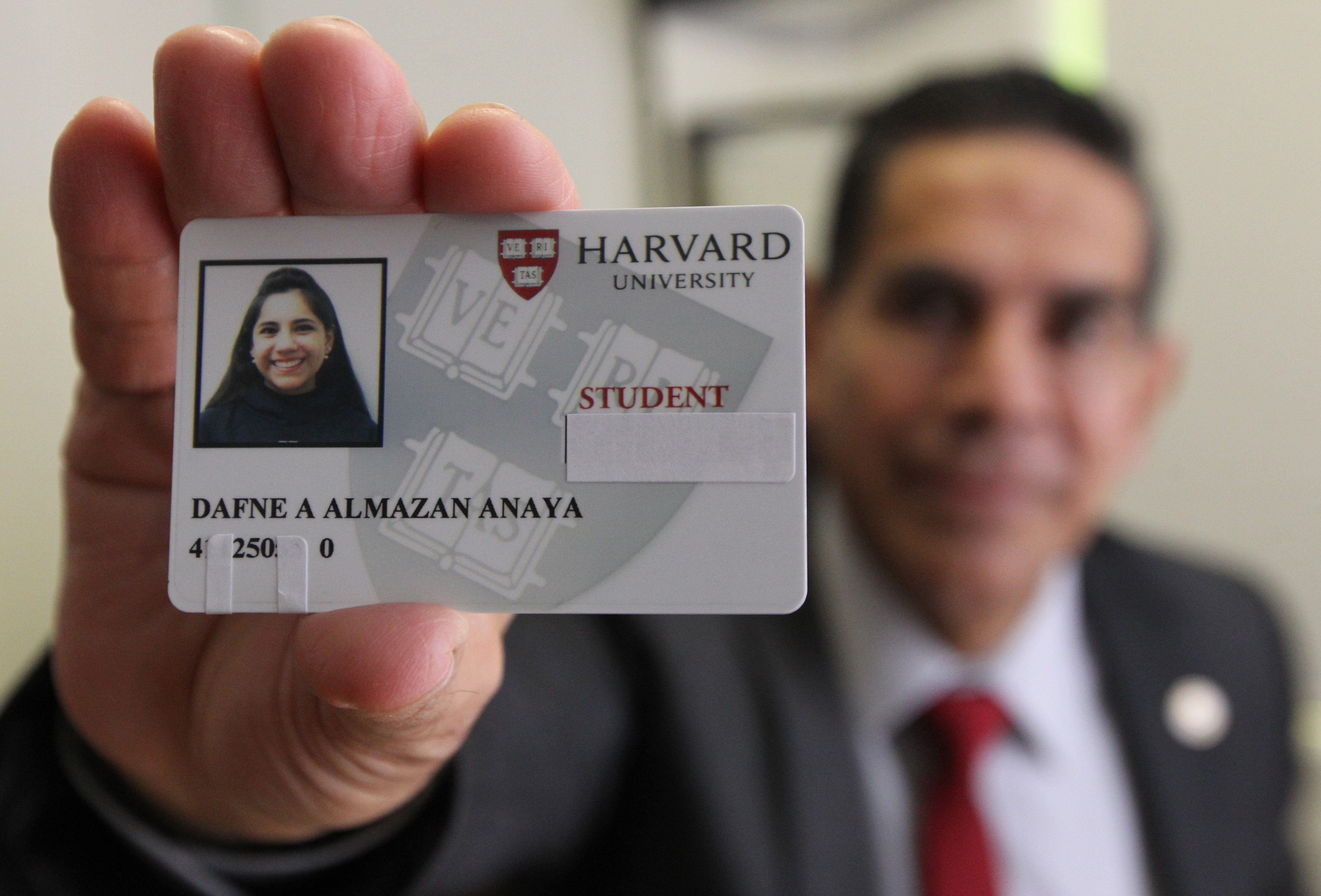 El doctor Asdrúbal Almazán, director del (Cedat) y padre de Dafne, muestra el carnet de alumna de Harvard de su hija. / Foto: EFE