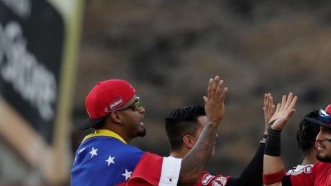 Jugadores de Venezuela celebran al vencer a Cuba este miércoles en la Serie del Caribe 2019.