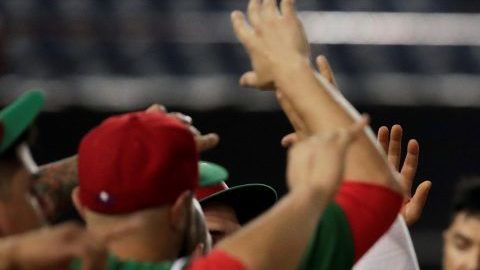 Los Charros de Jalisco de México celebran el triunfo frente a Cuba en la Serie del Caribe.