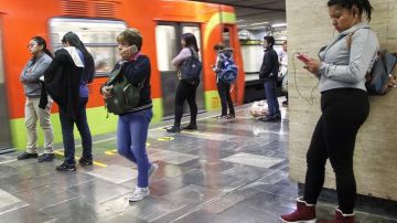 Mujeres en el Metro de la Ciudad de México.