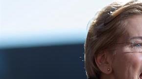 La senadora demócrata de los Estados Unidos Elizabeth Warren, de Massachusetts, anuncia su candidatura para la nominación presidencial demócrata de 2020 en Everett Mills en Lawrence, Massachusetts.