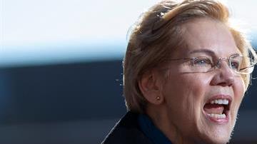 La senadora demócrata de los Estados Unidos Elizabeth Warren, de Massachusetts, anuncia su candidatura para la nominación presidencial demócrata de 2020 en Everett Mills en Lawrence, Massachusetts.