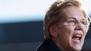 La senadora demócrata de los Estados Unidos Elizabeth Warren, de Massachusetts, anuncia su candidatura para la nominación presidencial demócrata de 2020 en Everett Mills en Lawrence, Massachusetts.