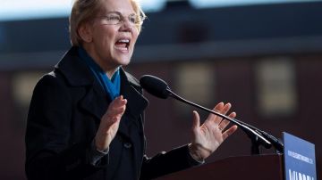 La senadora demócrata de los Estados Unidos Elizabeth Warren, de Massachusetts, anuncia su candidatura para la nominación presidencial demócrata de 2020 en Everett Mills en Lawrence, Massachusetts.