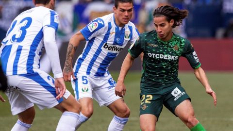 El mexicano del Real Betis Diego Lainez frente a jugadores del Leganés.