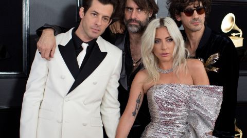 La cantante Lady Gaga posa a su llegada a la alfombra roja de la ceremonia de los Premios Grammy en el Staples Center.