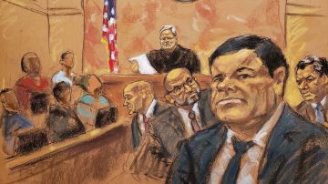 Reproducción fotográfica de un dibujo realizado por la artista Jane Rosenberg donde aparece el juez de la corte federal de Brooklyn, Brian Cogan (fondo c), mientras lee el veredicto contra el narcotraficante mexicano Joaquín "el Chapo" Guzmán.