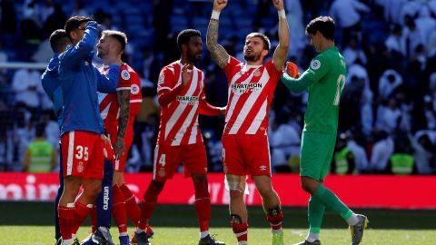 Los jugadores del Girona celebran la victoria de su equipo ante el Real Madrid.