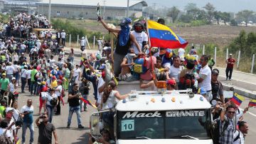 Venezolanos arman corredor humano en frontera colombiana para ingresar ayuda