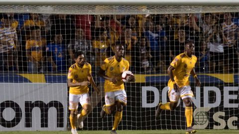 Jugadores de Tigres festejan el triunfo ante Deportivo Saprissa en la vuelta de octavos de Concachampíons.