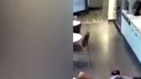 El hombre fingió que se resbaló.