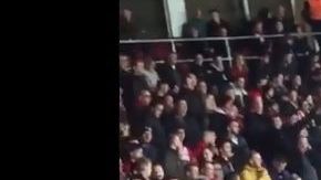 Aficionados simularon ser aviones durante los honores a Emiliano Sala