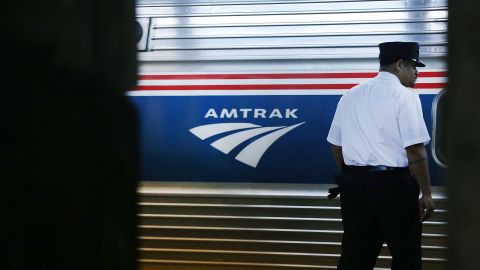 La compañía aseguró que, aunque regresan ya rumbo a Seattle, remolcados por una locomotora, está previsto que el tren tenga que realizar varias paradas por las condiciones del tiempo.