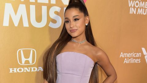 Ariana Grande lamenta las criticas por un simple tatuaje.