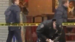 La policía al examinar la escena ayer