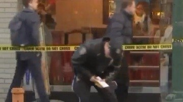 La policía al examinar la escena ayer