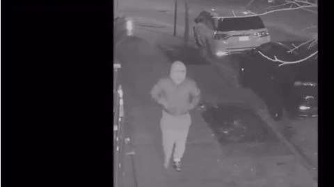 El atacante captado por una cámara de seguridad