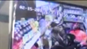 El ataque fue grabado por la cámara de seguridad de la tienda