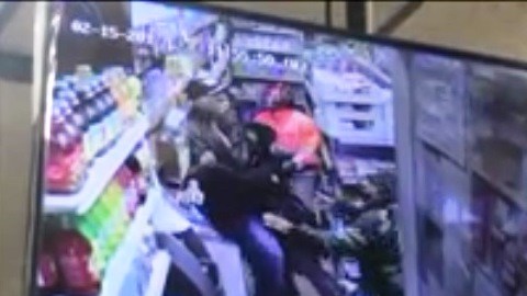 El ataque fue grabado por la cámara de seguridad de la tienda