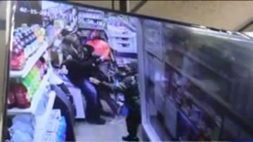 El ataque fue grabado por la cámara de seguridad de la tienda