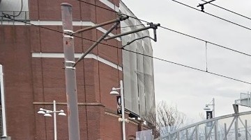 Bomberos de Baltimore al lado de los baños calcinados