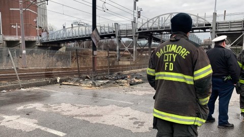 Bomberos de Baltimore al lado de los baños calcinados