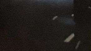 El director de Artcurial Matthieu Lamoure – que pondrán en subasta los autos en febrero – estuvo con el equipo que recuperó los Bugattis junto con el Citroën Torpedo en el que se apoya en esta foto