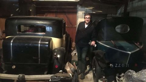 El director de Artcurial Matthieu Lamoure – que pondrán en subasta los autos en febrero – estuvo con el equipo que recuperó los Bugattis junto con el Citroën Torpedo en el que se apoya en esta foto