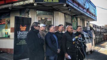 Los bodegueros realizaron este domingo una conferencia de presencia frente al Anthony Mini Market en El Bronx. Suministrada