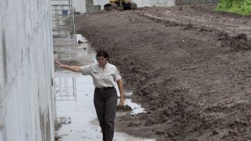 Empleada del Refugio de Vida Silvestre del Bajo Río Grande Nancy Brown en el lugar de construcción en 2008.