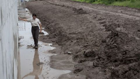 Empleada del Refugio de Vida Silvestre del Bajo Río Grande Nancy Brown en el lugar de construcción en 2008.