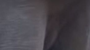 El bebé elefante no quiere despertarse.