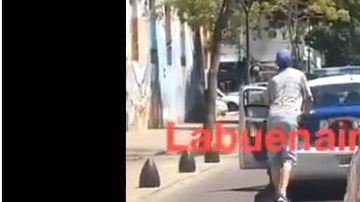 El detenido se bajó a ayudar a los policías.