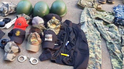 Diversos productos, además de armas, fueron hallados por autoridades.