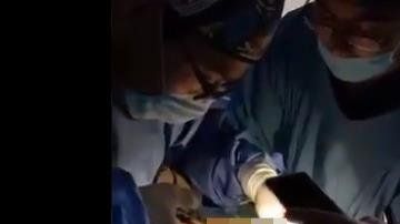 Usaron la luz del celular para seguir con la operación