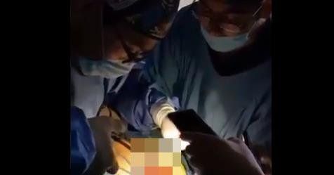 Usaron la luz del celular para seguir con la operación