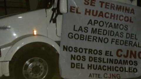 Las mantas fueron colocadas en Guadalajara.