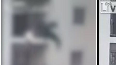 El pequeño tomó el poste de la lámpara y sintió la descarga.