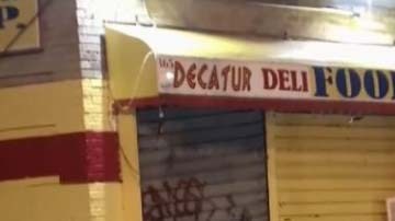 La bodega ubica en la esquina de la calle East 193 y la avenida Decatur, en el sector Fordham Manor.