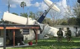 Un avión se estrelló contra una casa en Florida.