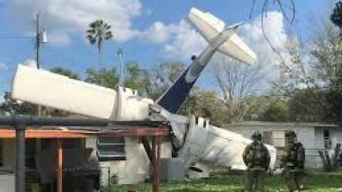 Un avión se estrelló contra una casa en Florida.