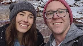 Un hombre se queda atrapado en arenas movedizas y su novia corre a pedir ayuda.