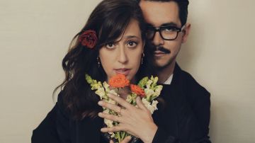 Mariana Treviño y Manolo Caro, protagonistas de "La Casa de las Flores".